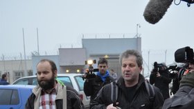 Před branami věznice na Smetanu ráno čekaly asi dvě desítky novinářů a také štáb režiséra Filipa Remundy, který o něm natáčí dokument.
