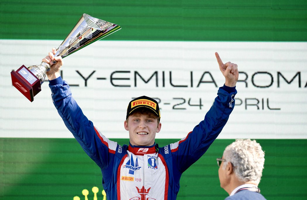 Vítězná radost Romana Staňka v italské Imole. Poprvé triumfoval v závodě formule 3, přidá letos ještě další úspěchy?