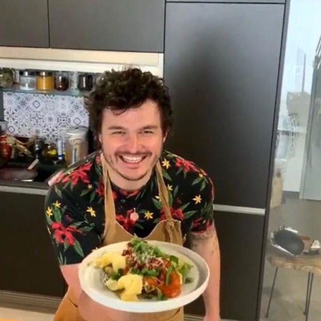 Roman je talentovaný amatérský kuchař.
