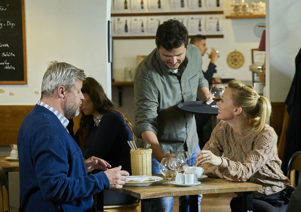 Vítěz MasterChefa Roman Staša si zahrál v Ulici číšníka.