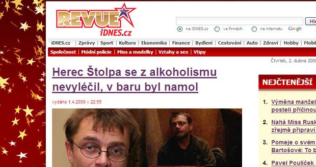 Roman Štolpa, opilý namol, se povaluje po zemi jedné z pražských hospod (reprofoto)