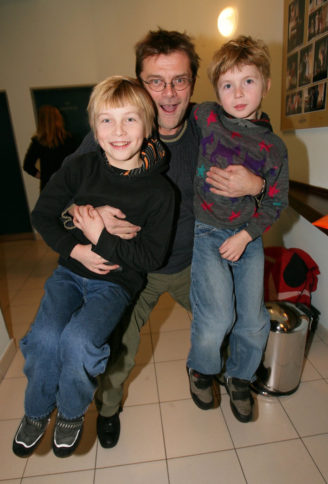 Napravený alkoholik Roman Štolpa se svými syny Jakubem a Matějem.