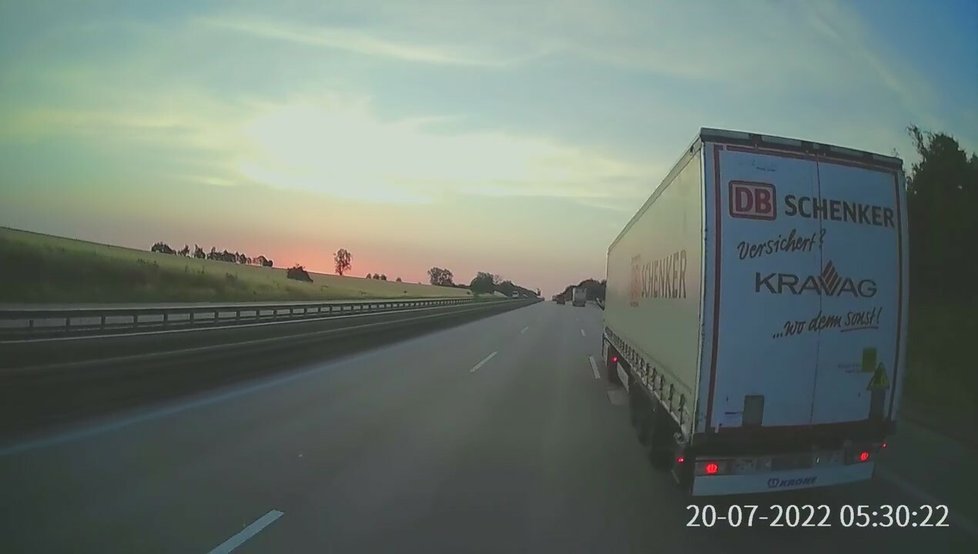 Řidiče kamionu Romana Stryka vybrzdil na dálnici v Německu jiný řidič kmaionu.