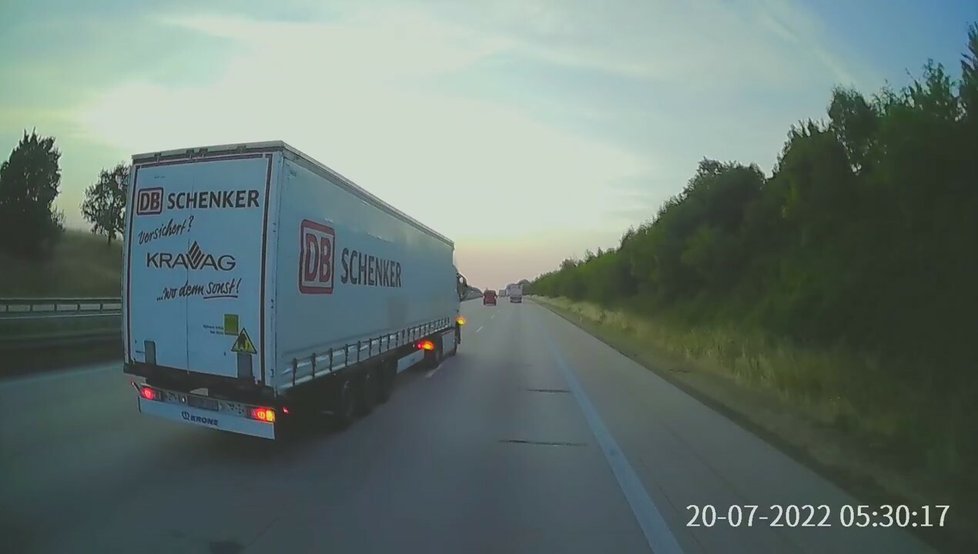Řidiče kamionu Romana Stryka vybrzdil na dálnici v Německu jiný řidič kmaionu.