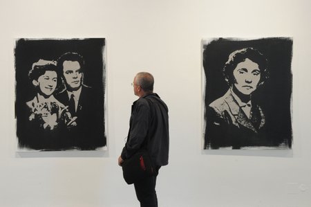 Kontroverzní výstava Romana Týce: Portréty vytvořil z lidského popela