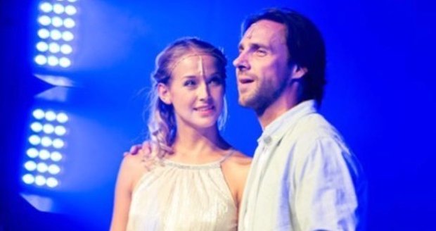 Roman Vojtek a Petra Vraspírová v muzikálu Mamma Mia!, kde hrají potenciálního otce s dcerou.