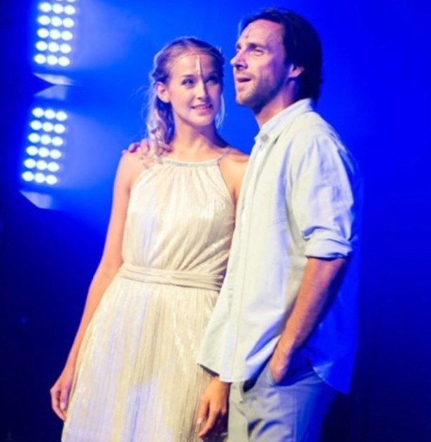 Roman Vojtek a Petra Vraspírová v muzikálu Mamma Mia!, kde hrají potenciálního otce s dcerou.