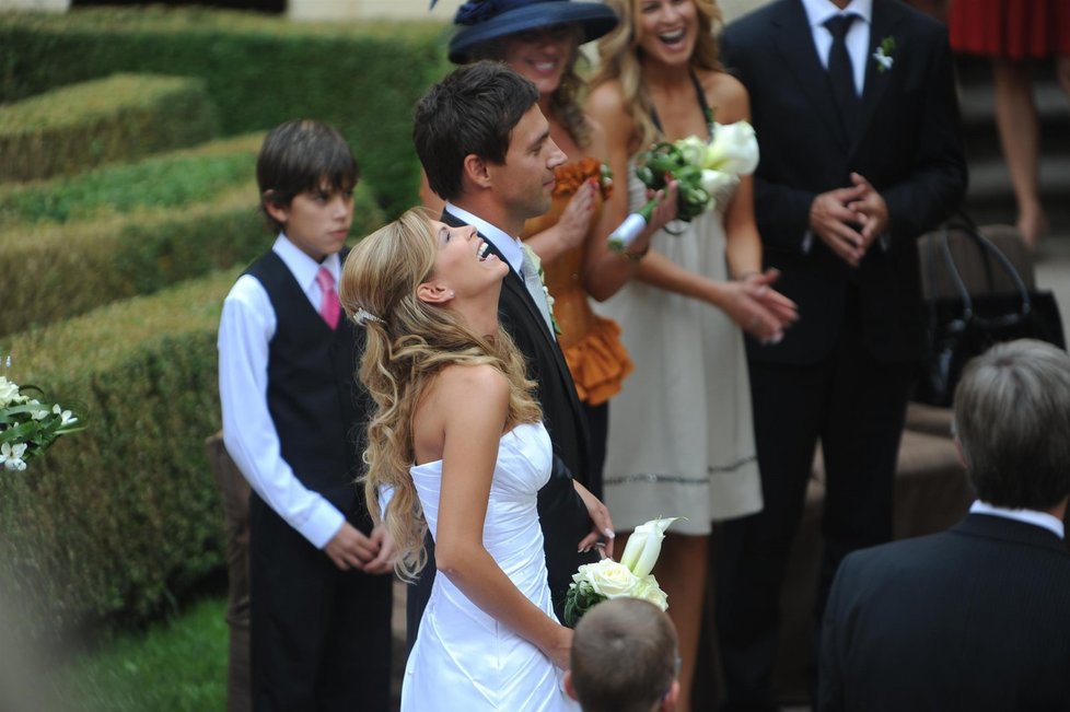 Co to nevěstu při svatebním obřadu tak rozesmálo?