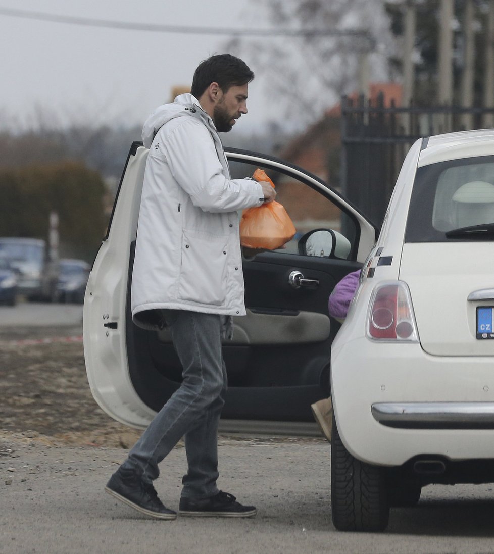 Vojtek vyzvedl dcerku ve školce, pak si v místní hospodě koupili oběd a odjeli zpět do domu