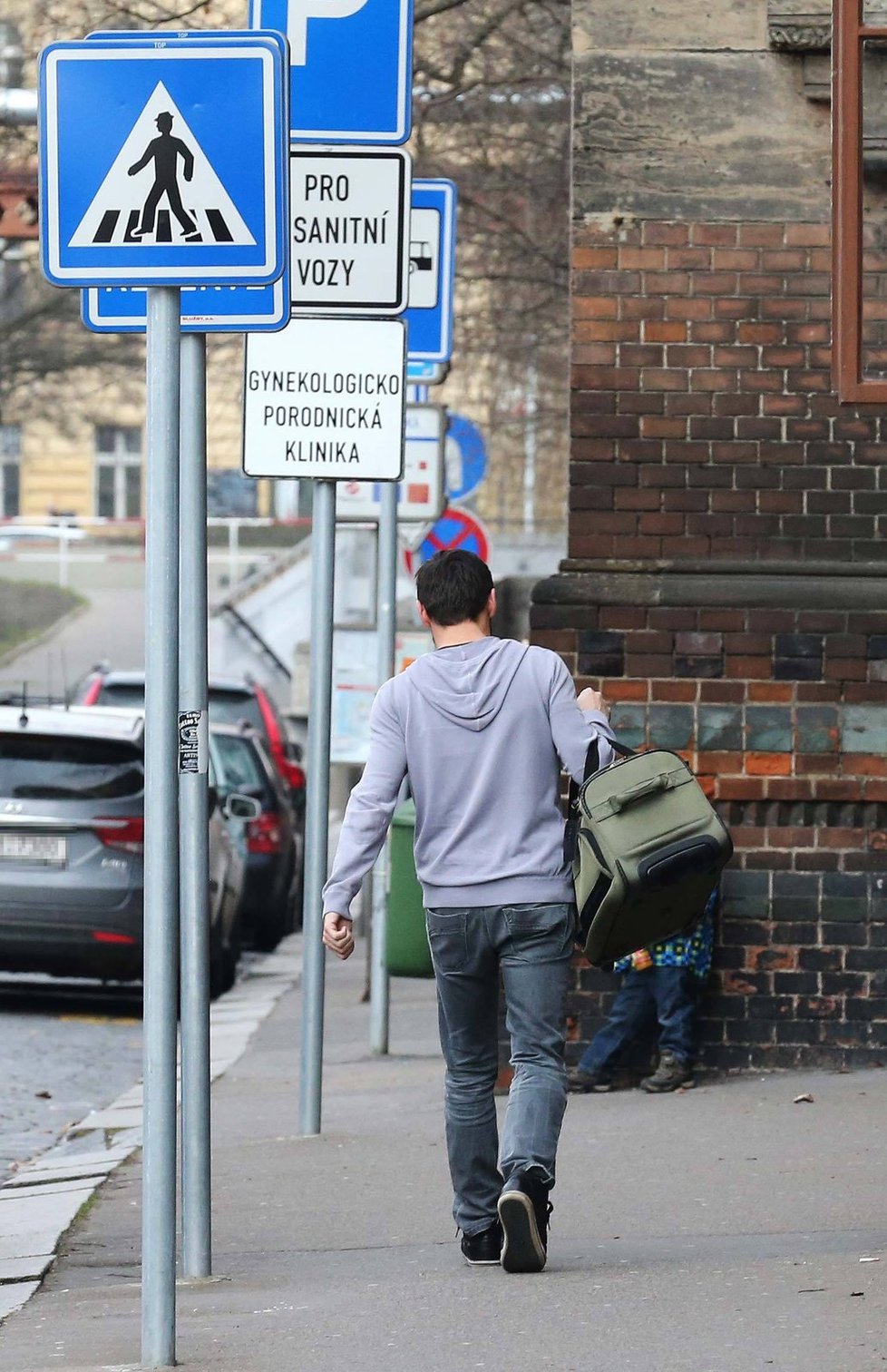 Vojtek přivezl manželce do porodnice tašku s věcmi.