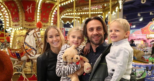 Roman Vojtek dorazil do hračkářství s dětmi Editkou a Benediktem a přítelkyní Petrou Vraspírovou.