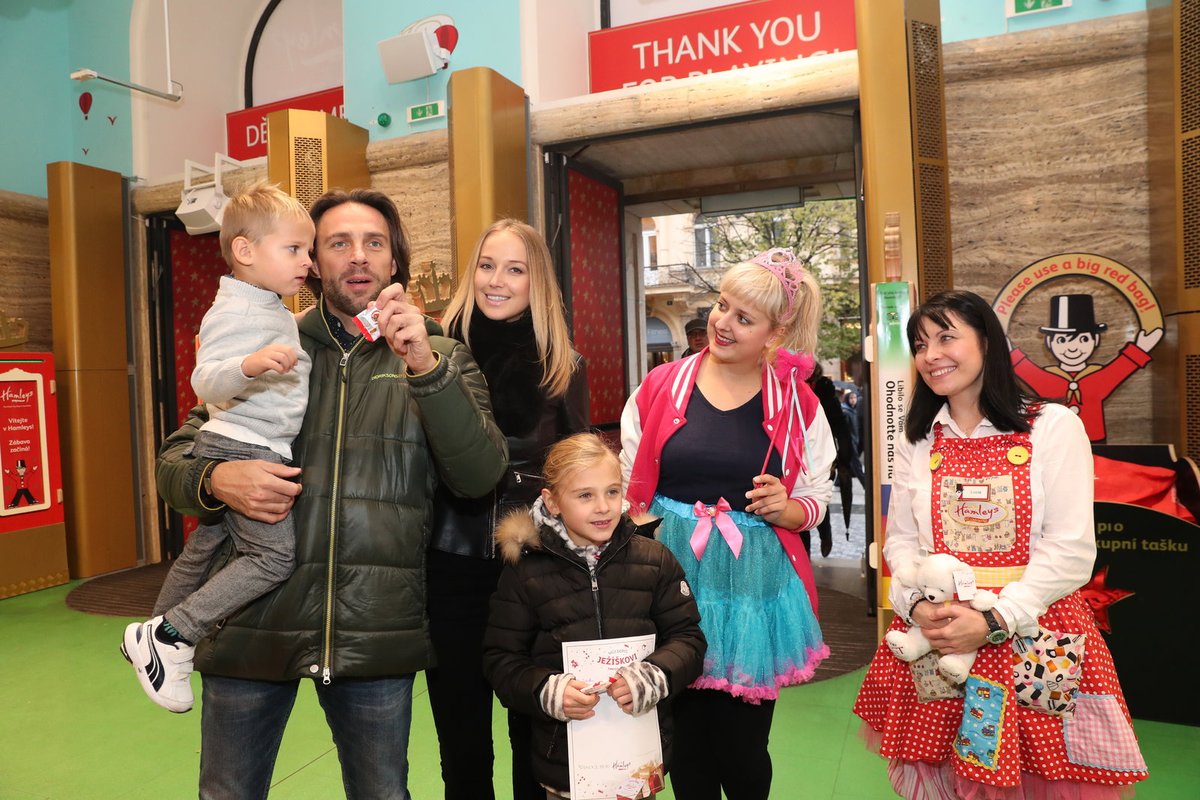 Roman Vojtek dorazil do hračkářství s dětmi Editkou a Benediktem a přítelkyní Petrou Vraspírovou. 