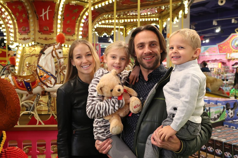 Roman Vojtek dorazil do hračkářství s dětmi Editkou a Benediktem a přítelkyní Petrou Vraspírovou.