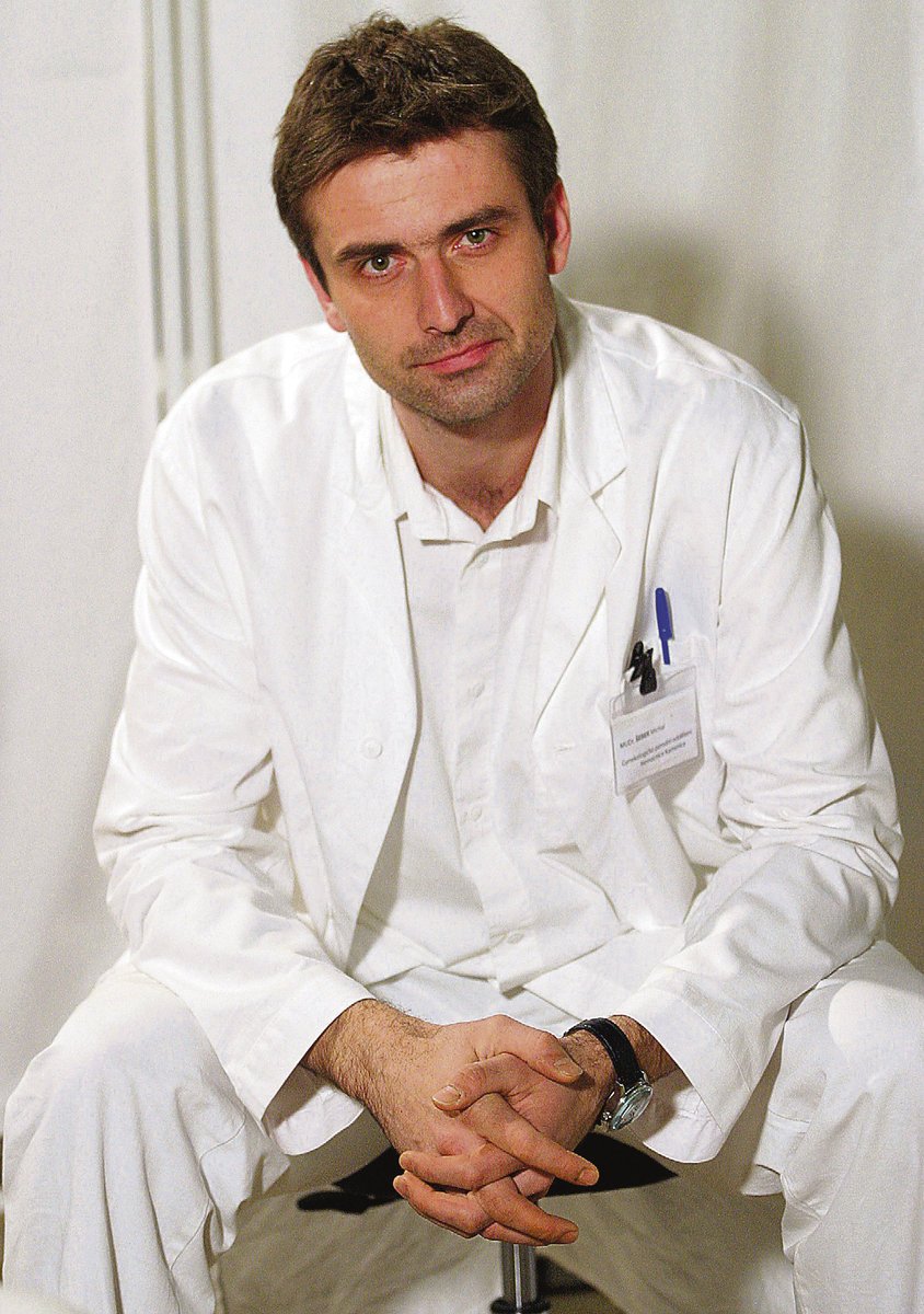 Roman Zach jako lékař v seriálu