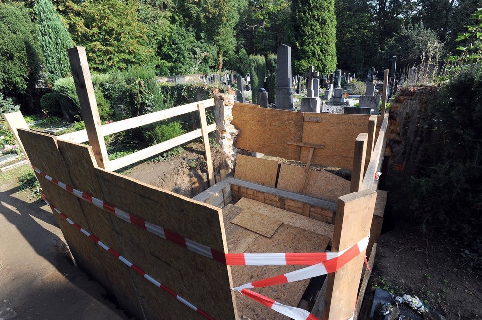 Dělníci dokonce zbourali část stávající hřbitovní zdi