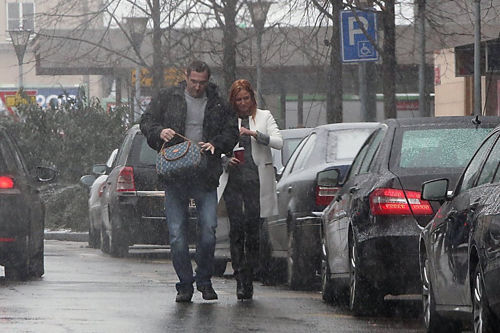 Zatímco si Romana dává teplou kávu, přítel Milan ji klidně nosí její kabelku