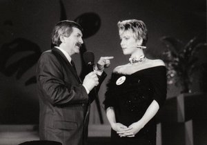 Finále Miss Československo 1991 v Ostravě. Romanu, dívku číslo 4, zpovídá moderátor Jan Vala.