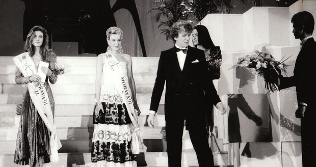 Romana uprostřed pódia, vpravo šéf soutěže Miloš Zapletal