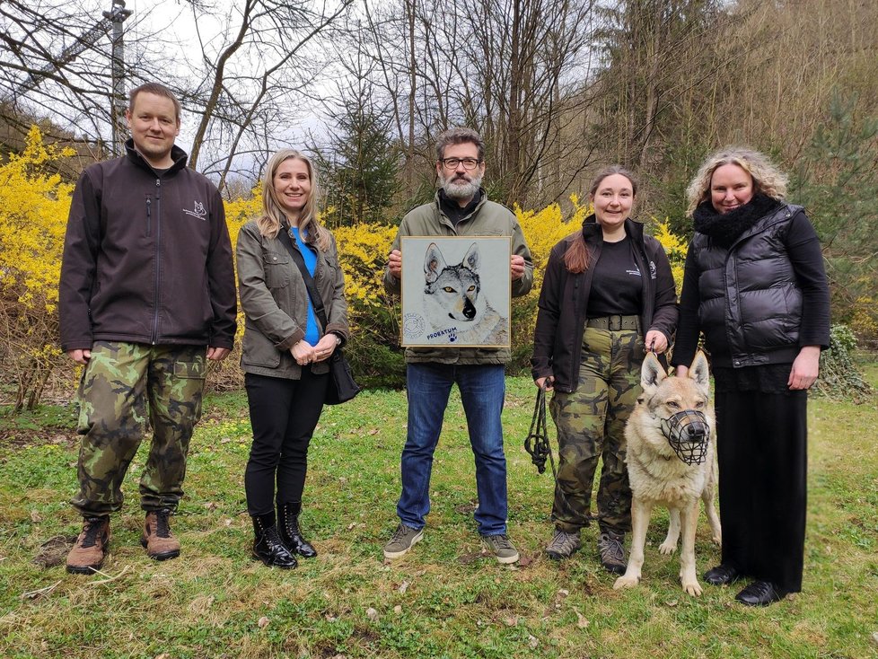 Vojtěch Radkovič Kouřil (zleva), Lucie Hlavinková, Radim Fiala, Soňa Radkovičová a Romana Štrynclová s Aresem v záchranné stanici pro ČS vlčáky.