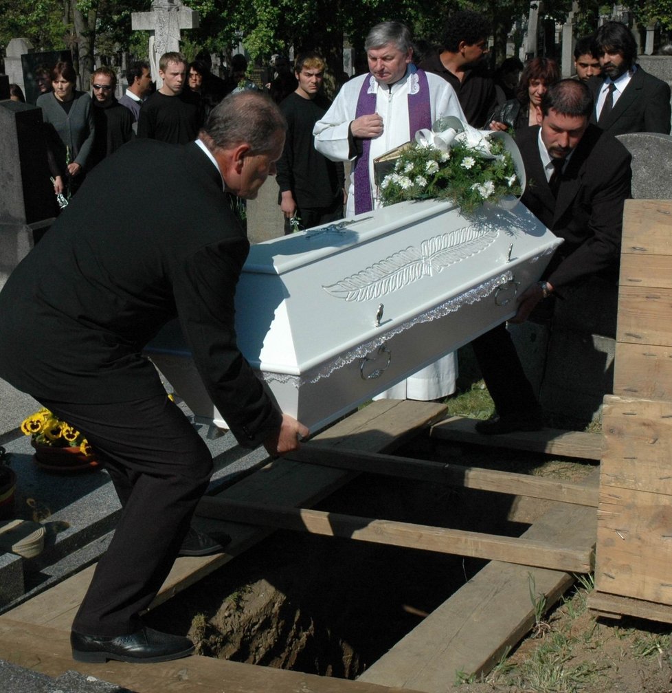 Románkův pohřeb na hřbitově v Klatovech v dubnu 2007.