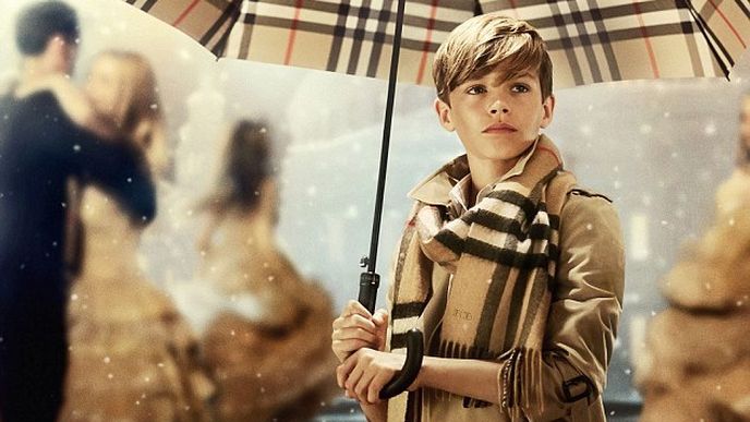 Romeo Beckham, pouze dvanáctiletý syn hvězdného páru je svázán se známou luxusní značkou Burberry.