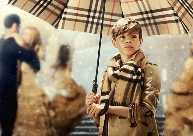 Romeo Beckham, pouze dvanáctiletý syn hvězdného páru je svázán se známou luxusní značkou Burberry.