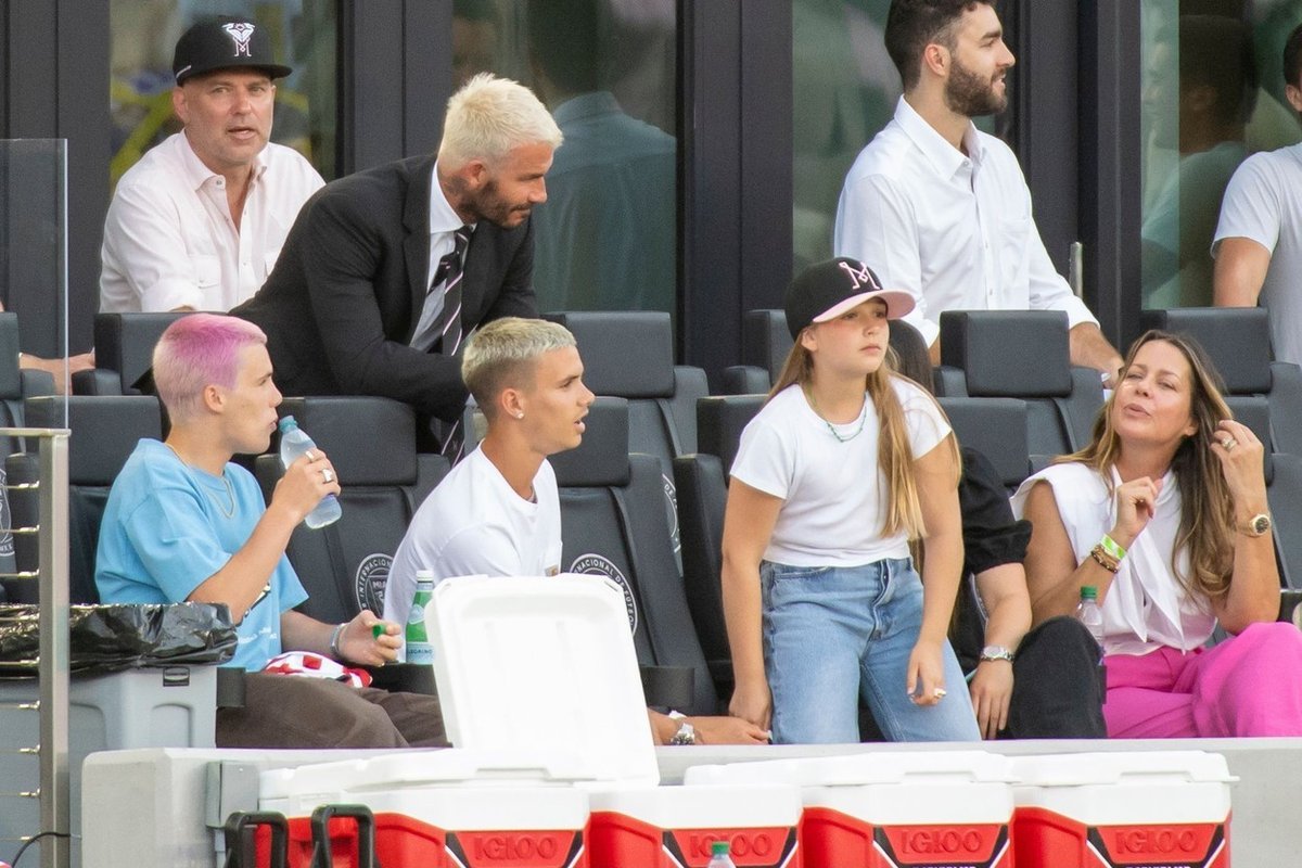 Beckhamovi sledují fotbalové utkání