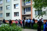 Obyvatelé Janova se hádali o dítě: Babička pokousala policistku