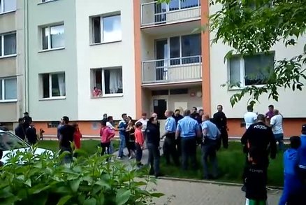 Obyvatelé Janova se hádali o dítě: Babička pokousala policistku