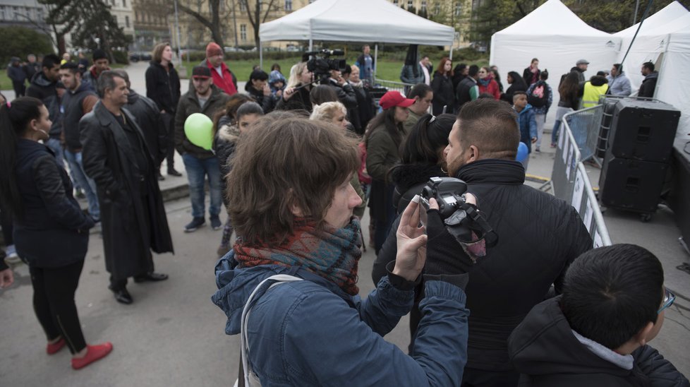 Den romské hrdosti v Brně: tanec, zpěv i tradiční pochoutky.