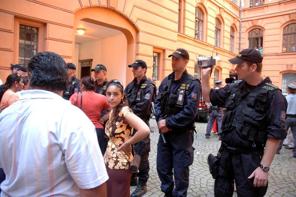 Kordon policistů oddělil znesvářené Romy