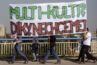 Šarvátka v Praze: Odpůrci Romů narazili na anarchisty