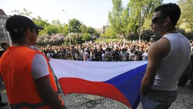 Demonstrace v Praze začala společnou modlitbou na chodech karlínského kostela
