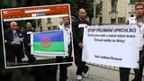 Reklama na znásilnění imigranty, protest Romů: Za falešné zprávy na Facebooku hrozí vězení!