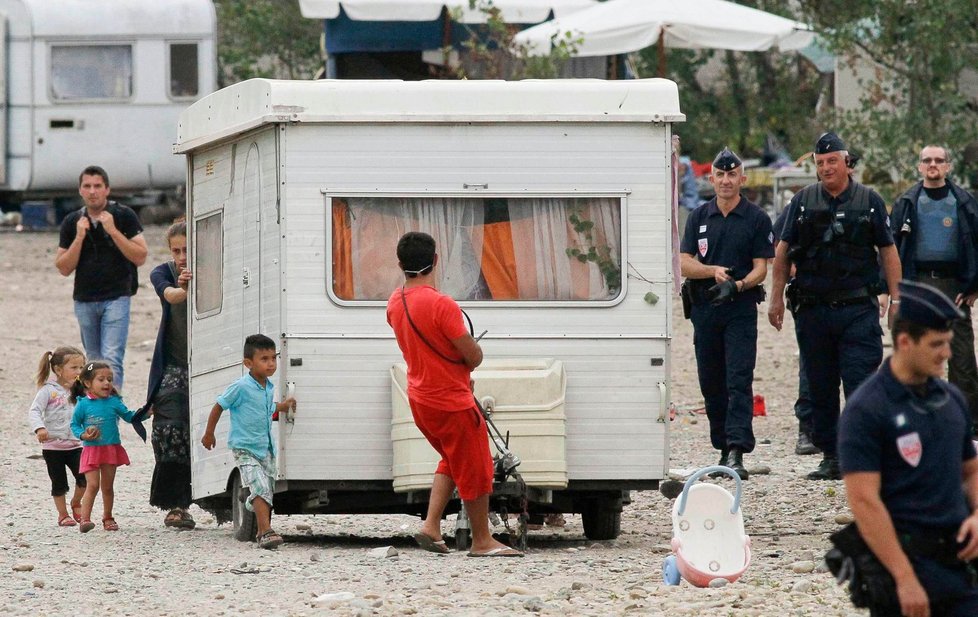 Odtáhněte si karavan, nebo vám ho zničíme!