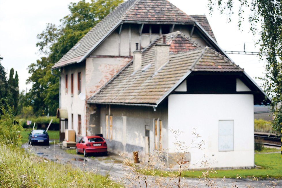 Romové z domu u nádraží téměř nevycházejí. Bojí se o život.