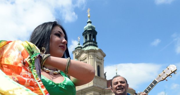 Prahou prošel pestrobarevný průvod v rámci festivalu Khamoro.