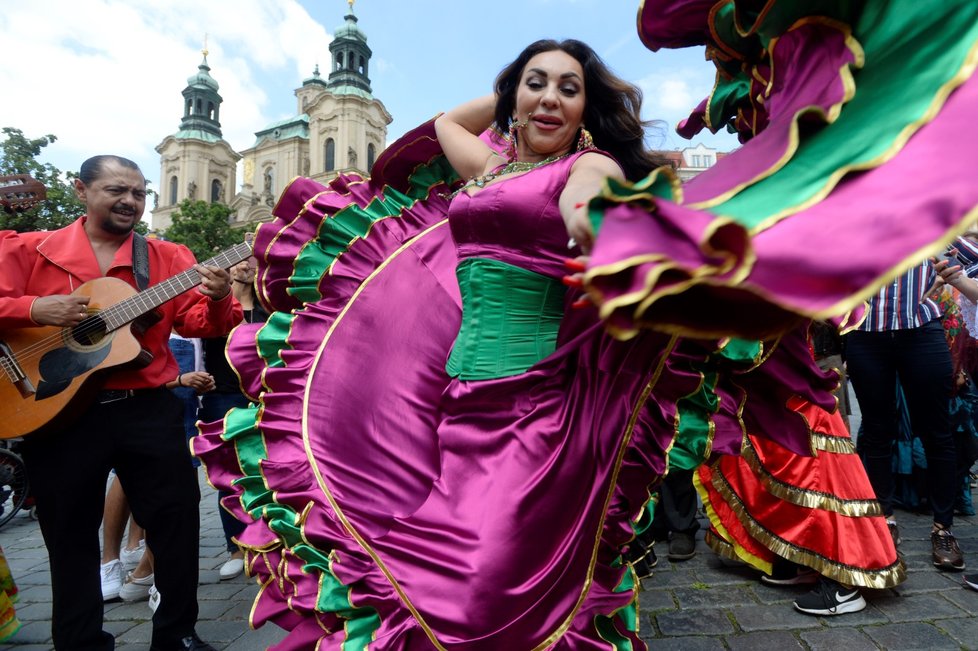 Prahou prošel pestrobarevný průvod v rámci festivalu Khamoro.