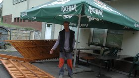 Po skupince opilých Romů zůstala škoda na zařízení, ukazuje majitel restaurace Drak Martin Babáček