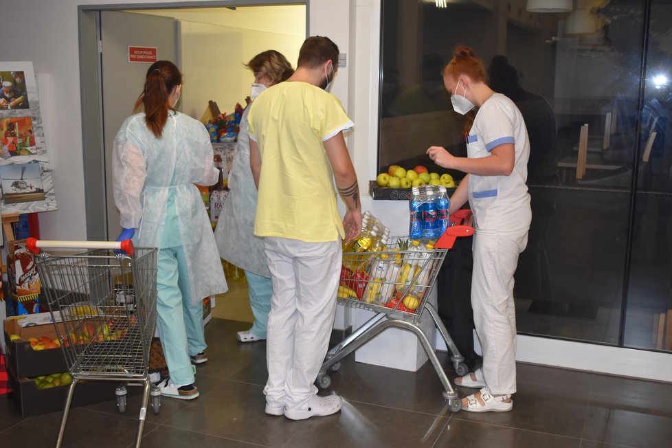 Olašští Romové zorganizovali poděkování nemocnici v Ostravě.