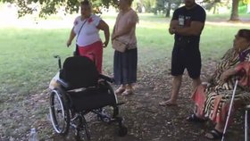 K invalidnímu vozíku byla stařenka připoutaná sedm let