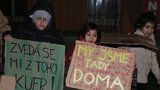 Romové vyšli do večerního Brna, protestují proti stěhování z bytů