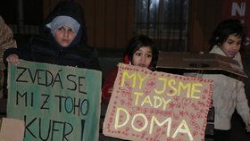 Přibližně dvě stovky Romů a aktivistů vyrazily v úterý večer na protestní pochod Brnem, chtějí upozornit na to, že Romům hrozí vystěhování.