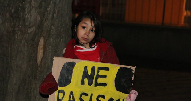 Přibližně dvě stovky Romů a aktivistů vyrazily v úterý večer na protestní pochod Brnem, chtějí upozornit na to, že Romům hrozí vystěhování.