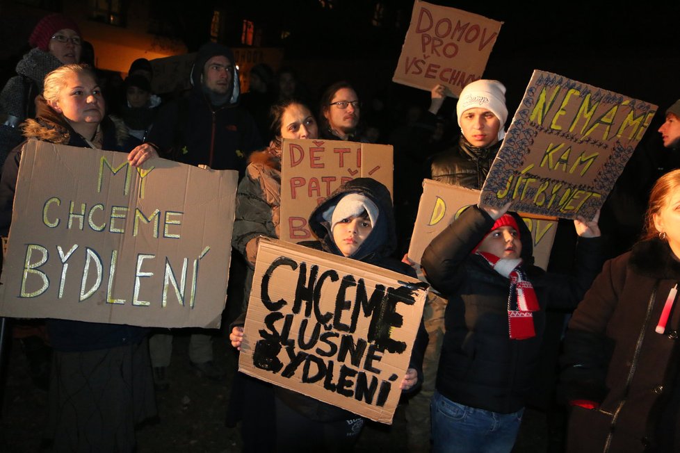 Přibližně dvě stovky Romů a aktivistů vyrazily v úterý večer na protestní pochod Brnem, chtějí upozornit na to, že Romům hrozí vystěhování.