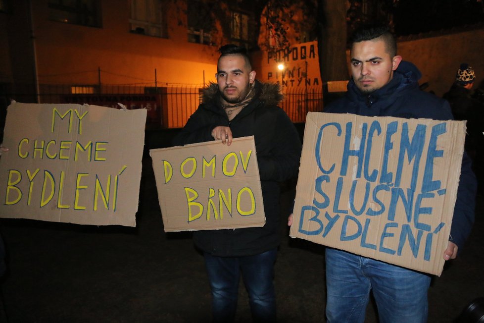 Přibližně dvě stovky Romů a aktivistů vyrazily v úterý večer na protestní pochod Brnem, chtějí upozornit na to, že Romům hrozí vystěhování.