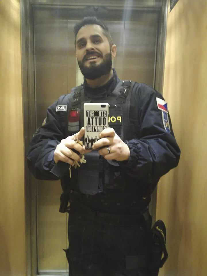 Fotografie, které pracující Romové posílají prezidentovi Miloši Zemanovi: Policista ČR.