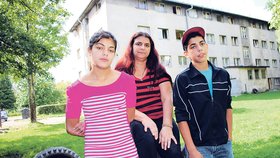 Tihle nájemníci varnsdorfské ubytovny tvrdí, že nekradou a děti posílají do školy, takže si nadávky nezaslouží. Na snímku Helena Stankovičová (43) s dcerou Kateřinou (12) a synem Tomášem (14).