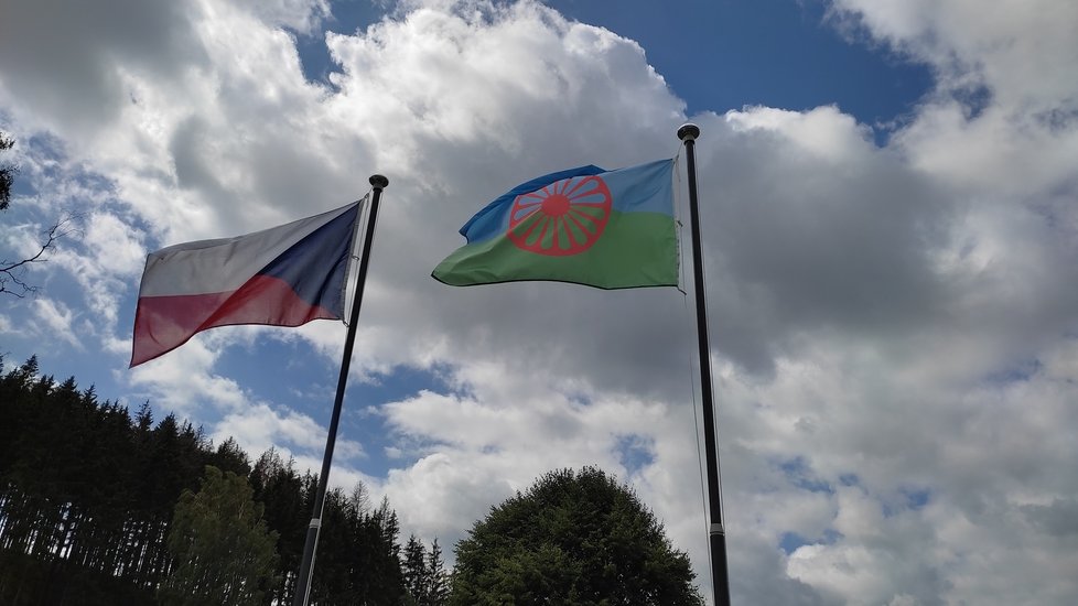 Vlajky u Památníku holokaustu Romů a Sintů v Hodoníně u Kunštátu.