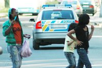 Pětice Romů zaútočila s noži a železnou tyčí na dva muže